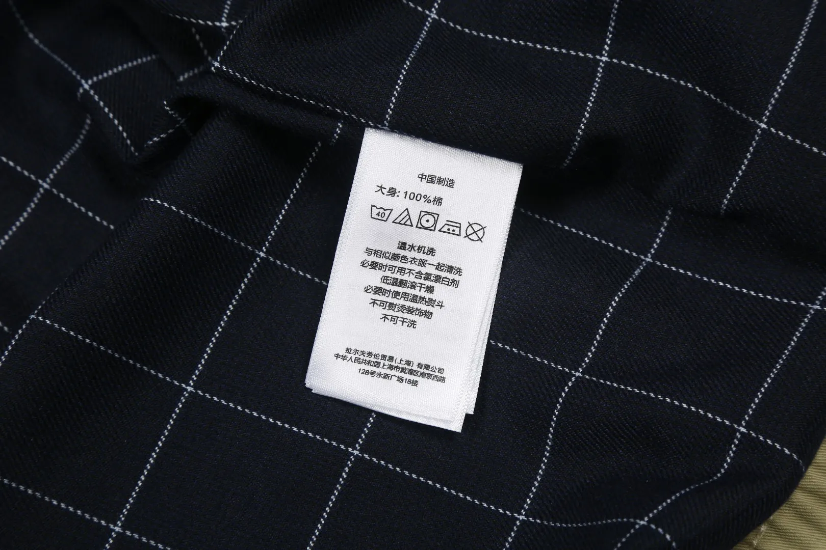 P330 White background picture [Evergreen for all seasons] Style number: 25028# (on sale all year round) Color: black/khaki/navy blue Size: S to XL - Ralph Lauren/Ralph Lauren Four Seasons evergreen classic 2.5 plaid lining contrast lapel veteran casual jacket - 40 count high density fine diagonal sand wash on the face 2.5 linear plaid lining ✅ - POLO brand zipper dark and light two-color buttons ✅ - Contrasting color fabric lapel with internal storage pocket ✅ -Ralph Lauren/Ralph Lauren Classic old cadre zipper jacket for men and women High-grade solid color plaid lining High-count smooth fabric Regular lapel hidden zipper version Elastic hem Casual style Very suitable for neutral wear Unisex Good for commuting Classic and durable